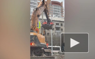 В Красноярске очевидцы сняли на видео рабочих, катавшихся в ковше экскаватора