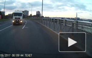 Видео: водитель чудом избежал столкновения с мусоровозом на Октябрьской набережной