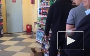 В сети появилось видео: конь забрел в магазин за покупками