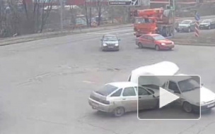 Видео из Ярославля: дорогу не поделили три авто