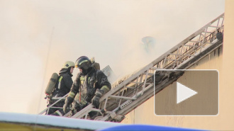 Жуткий пожар на складе перекинулся на соседние здания