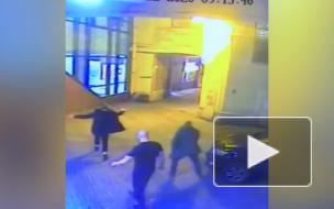 На Невском проспекте машина придавила лежащего на дороге пьяного тусовщика