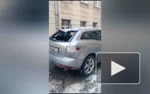 Сосульки и ледяные глыбы обрушились на машины в Петербурге