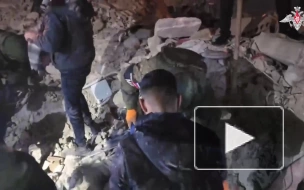 Появилось видео спасения военными мужчины из-под завалов в Алеппо